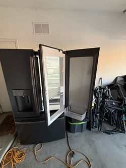 GE Refrigerator and Freezer with Ice Maker and Filtered Water dispenser