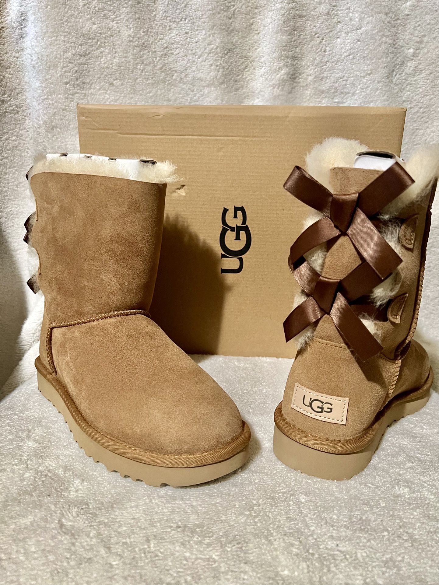 New!! Ugg  Woman’s Sizes 6  And 10 Chestnut Bailey Bow ll