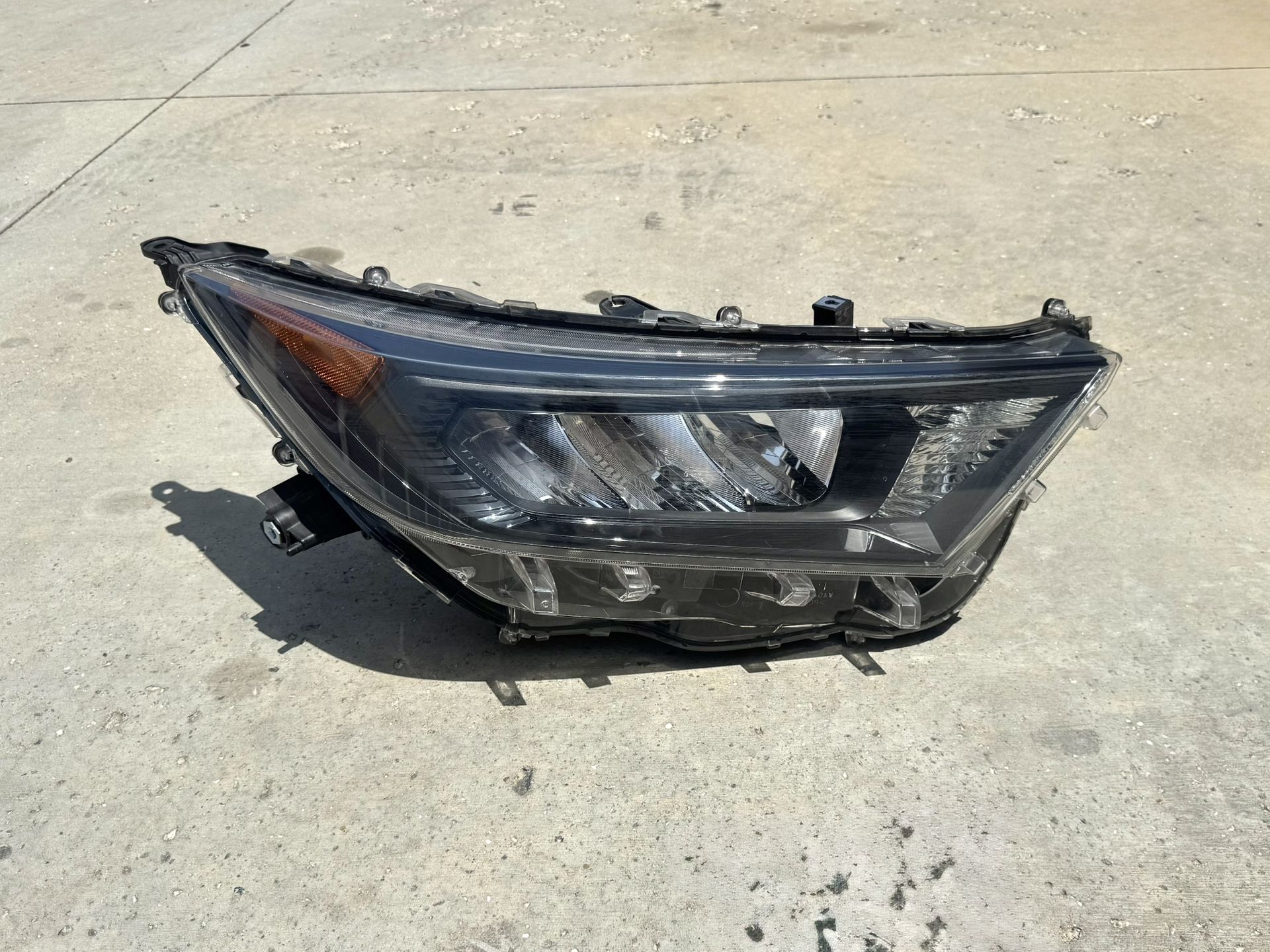 2019 - 2021 TOYOTA RAV4 RH PASSENGER SIDE HEADLIGHT OEM