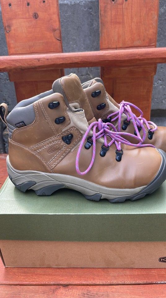 NEW.  Keen Women Boots Shoes Size 11