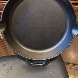 Cast iron pan
