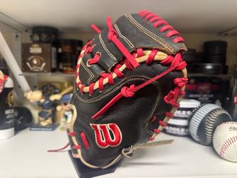 Wilson A2000 M1D 33.5” RHT Catchers Mitt New Laces