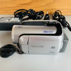 Panasonic SDR-H18 30GB Hard Disk Drive Camcorder with 32x Optical Image Stabilized Zoom Bundle 