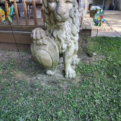 Set Of Two Lion Statues 