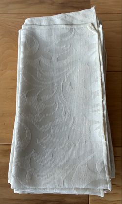 10 Satin cloth patterned dinner napkins.
