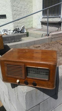 1940's Radio with knobs and station numbered face.