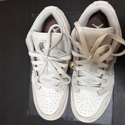 Boys Air Jordans Low SE size 5.5Y