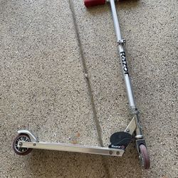 Kids razor scooter, red handles and wheels