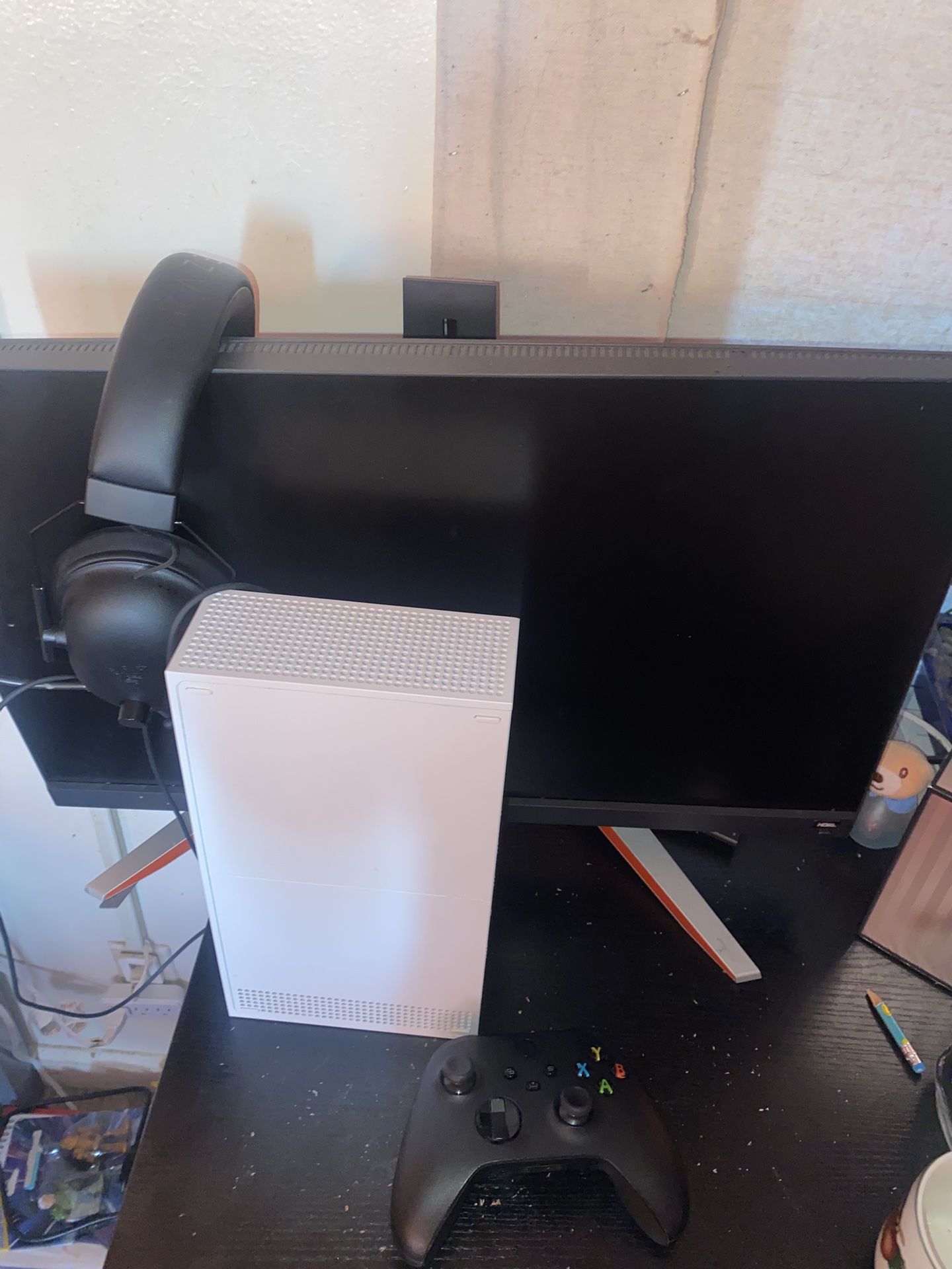 Selling xbox one S Monitor And Razer headset