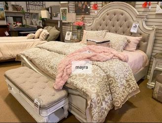 Brand New / Realyn Chipped White Queen Bed Frame Cama// Mattress Sold Separately 