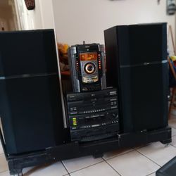 Estéreo Con Bosinas Grandes Y Carrito Abajo Con Ruedas