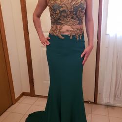 Dress Size SMALL  AND FITS Size Medium 