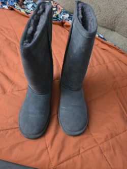 Brand new size 8 gray bearpaw boots