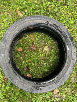 255/40/19 Tire