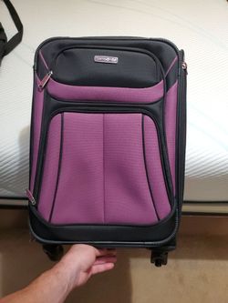 Samsonite spinner carry-on like new