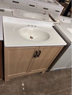 Bathroom vanity 31”