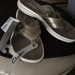 Clark’s cloudsteooers women sandals size 6