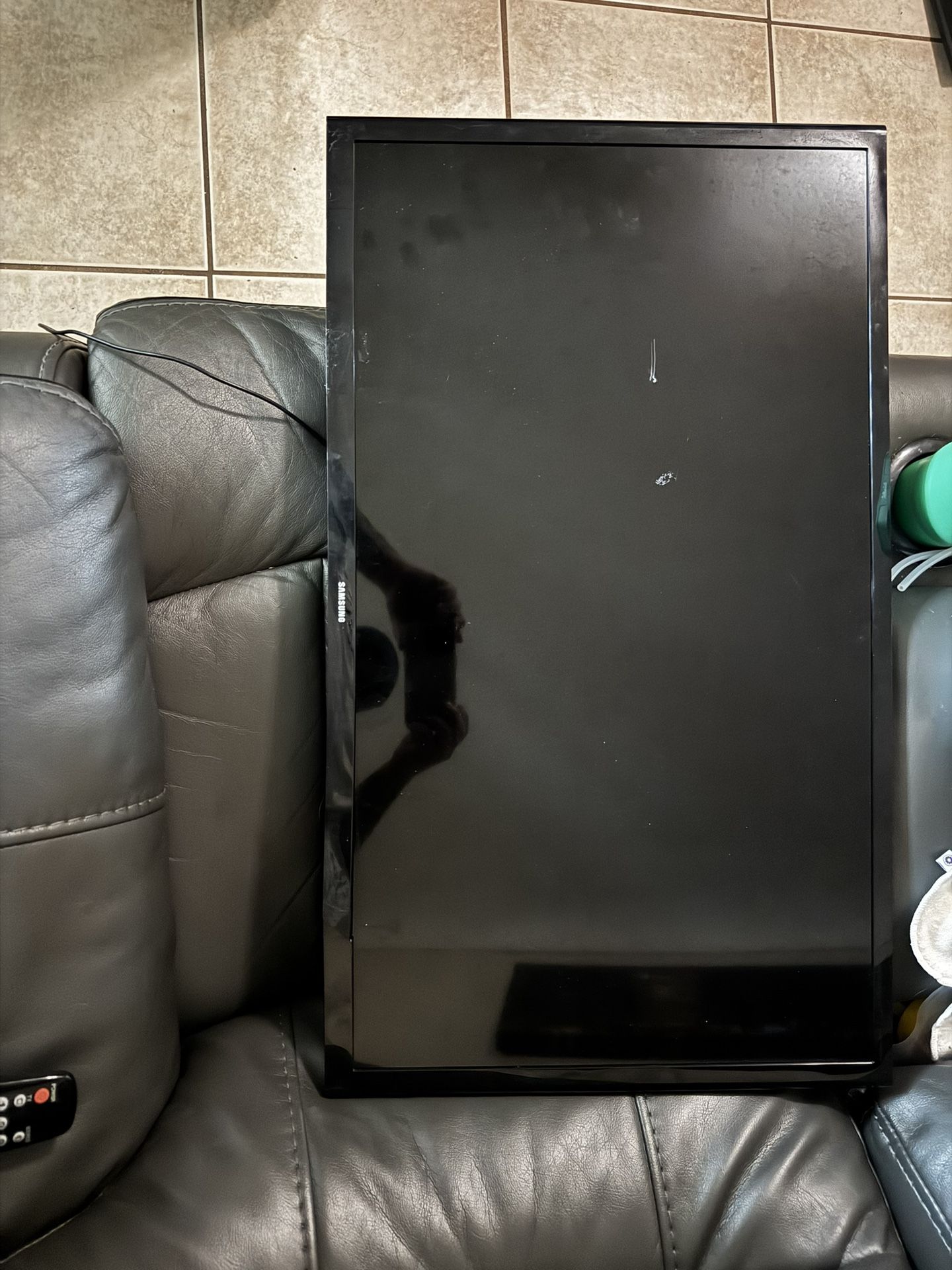 2 Samsung TVs Both Work. 1 Remote