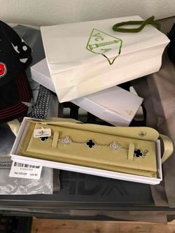 Llegaron los Pulsos VC&A‼️
✅Full Set
✅Nuevos
✅️Excelente Calidad
📍
Por Pedido📝
Más Información?? Manda DM 🫡😃