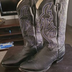 MEN'S BLACK LEATHER COWTOWN BOOTS SIZE 10, STILL IN GOOD SHAPE. 