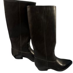 Brand new ZARA knee-high boots in classic black.