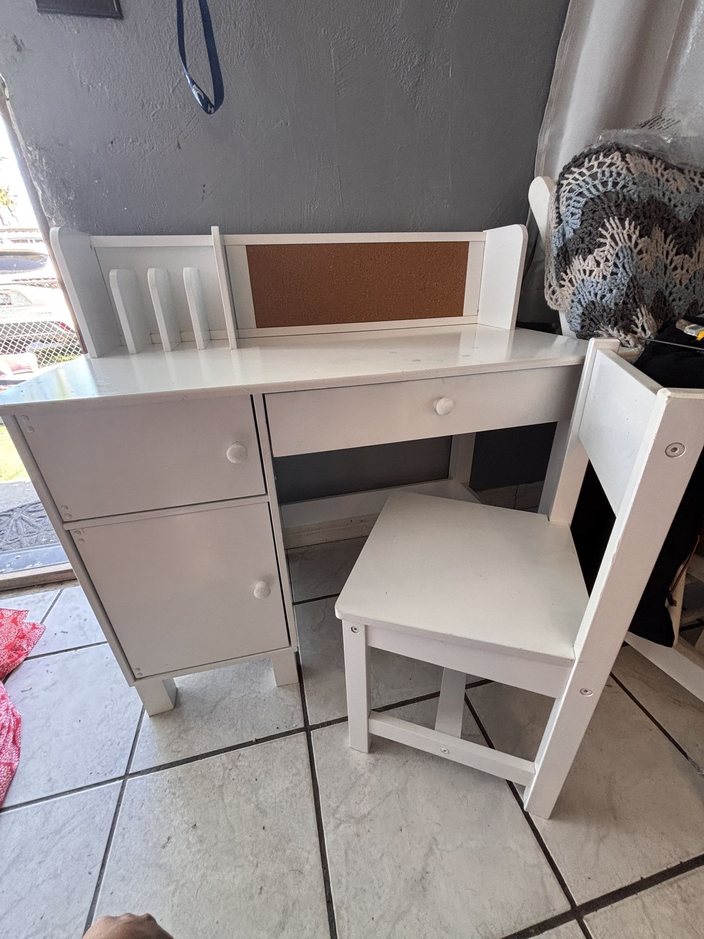 Kid’s three drawer desk and chair- white