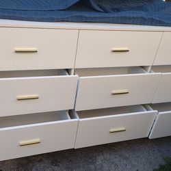 9 DRAWER DRESSER COLOR WHITE AND GOLD HANDLE