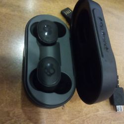 Skullcandy Sesh XT EVO earbuds with charging case