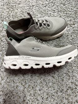 Skechers 8.5 ladies Memory Foam Shoe