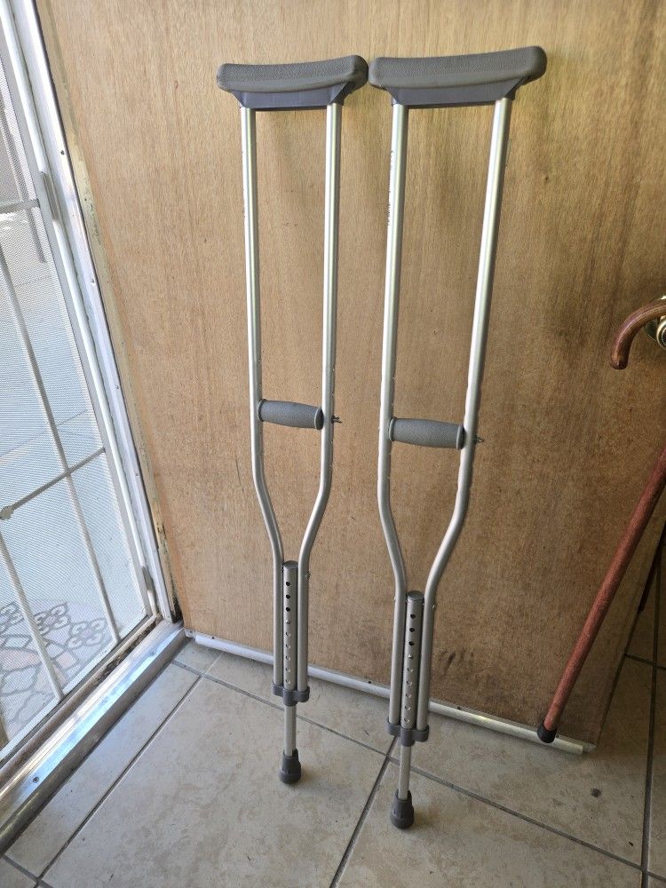 Crutches.  5'2" - 5'10"