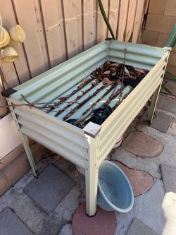 Metal Raised Garden Bed with Legs