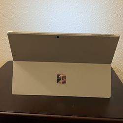 2in1 Microsoft Surface Laptop, TouchScreen, Core i5 with 2.5GHz Speed, 256 SSD