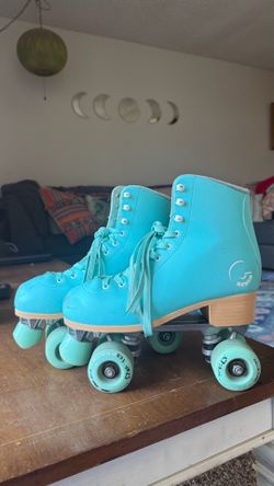 C7 Roller Skate Bundle • Women’s Size 8 • Helmet + Triple 8 Pads