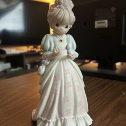 Precious Moments Figurine – “Charity Begins In The Heart” (1997, #307009)