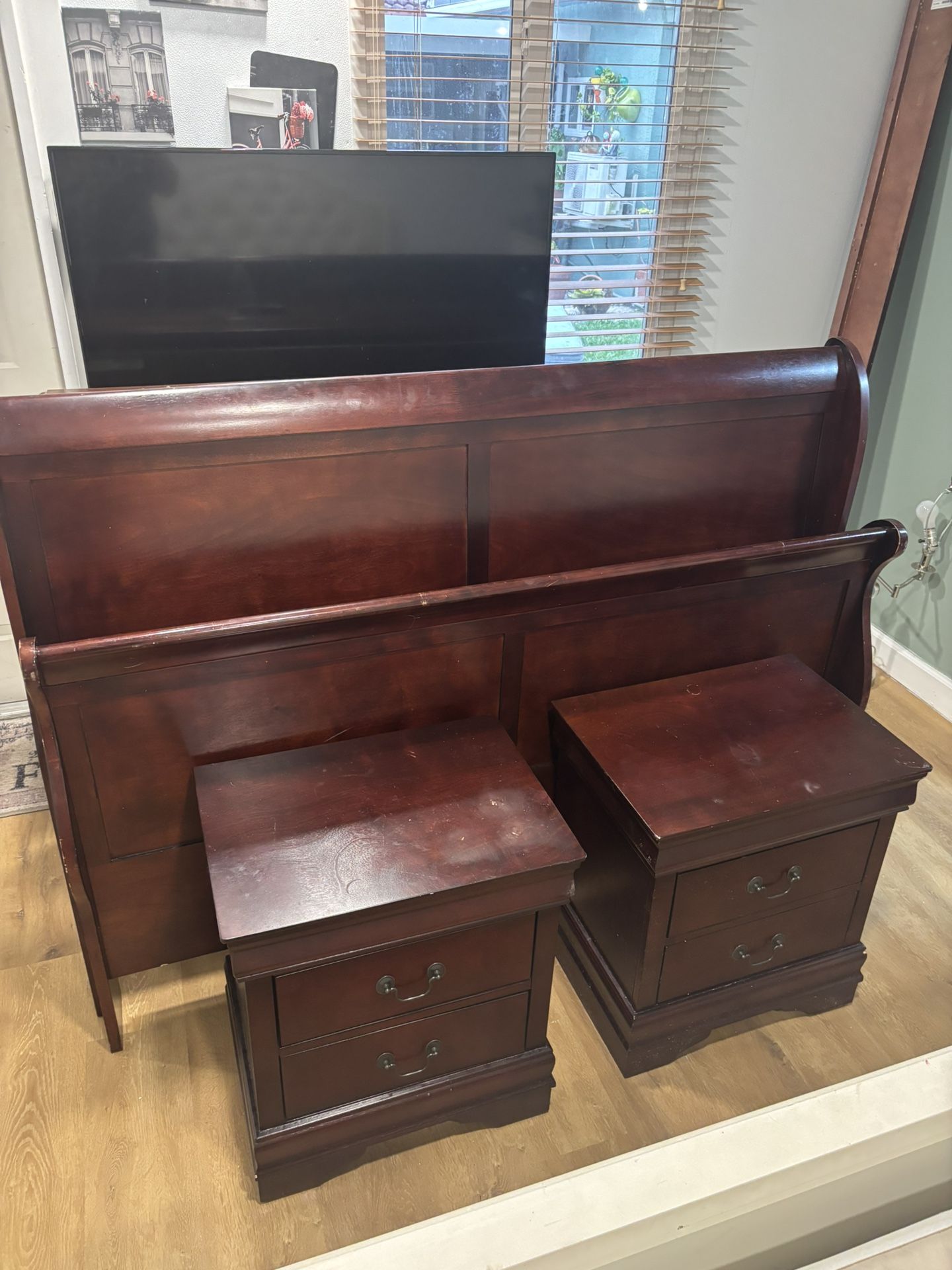 queen bed frame whit 2 end table