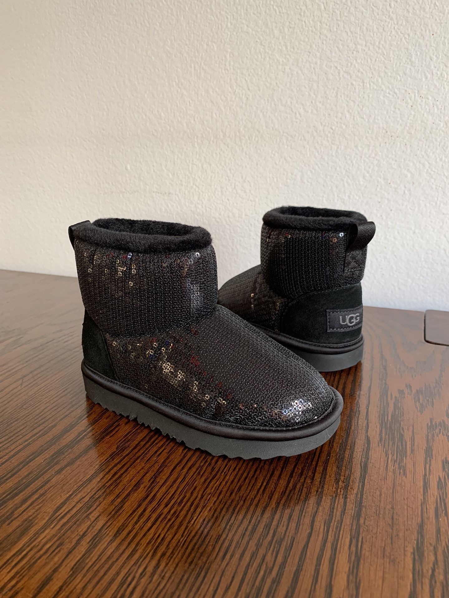 Size:11C New Toddler UGG Boots $50 Talla:11C Botas UGG Nuevas De Niña $50 Oxnard, CA 93033 *No Box 📦 *Shipping Available with extra fee *Cash or