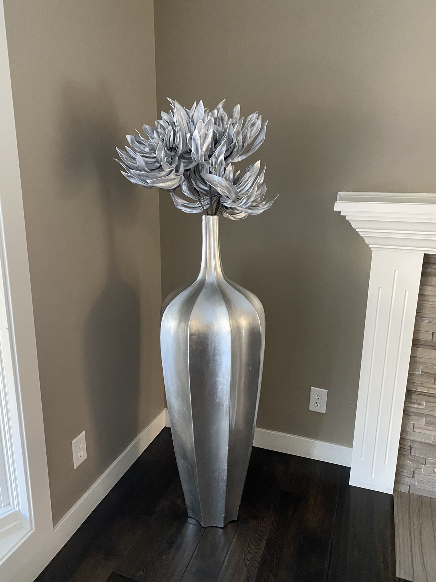 Z Gallerie Vase With Silver Flowers 