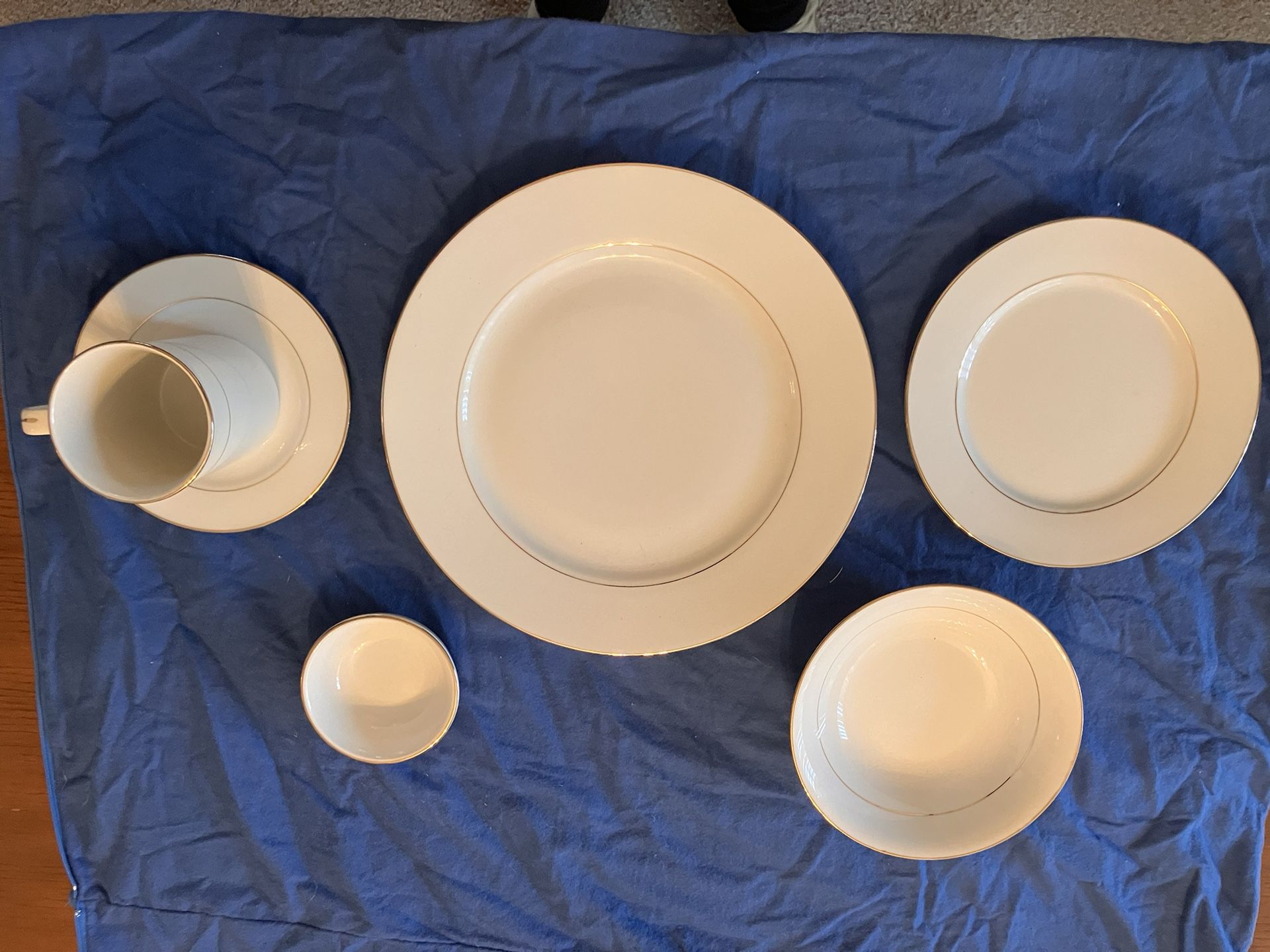 10- JP Gold Trim Six-piece Dinnerware Sets