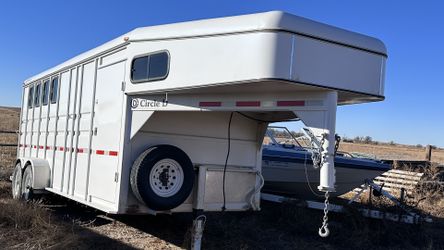 2019 Trailer 4 Horses