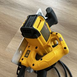 Dewalt Circular Saw DWE575 With Dust Collection Port 