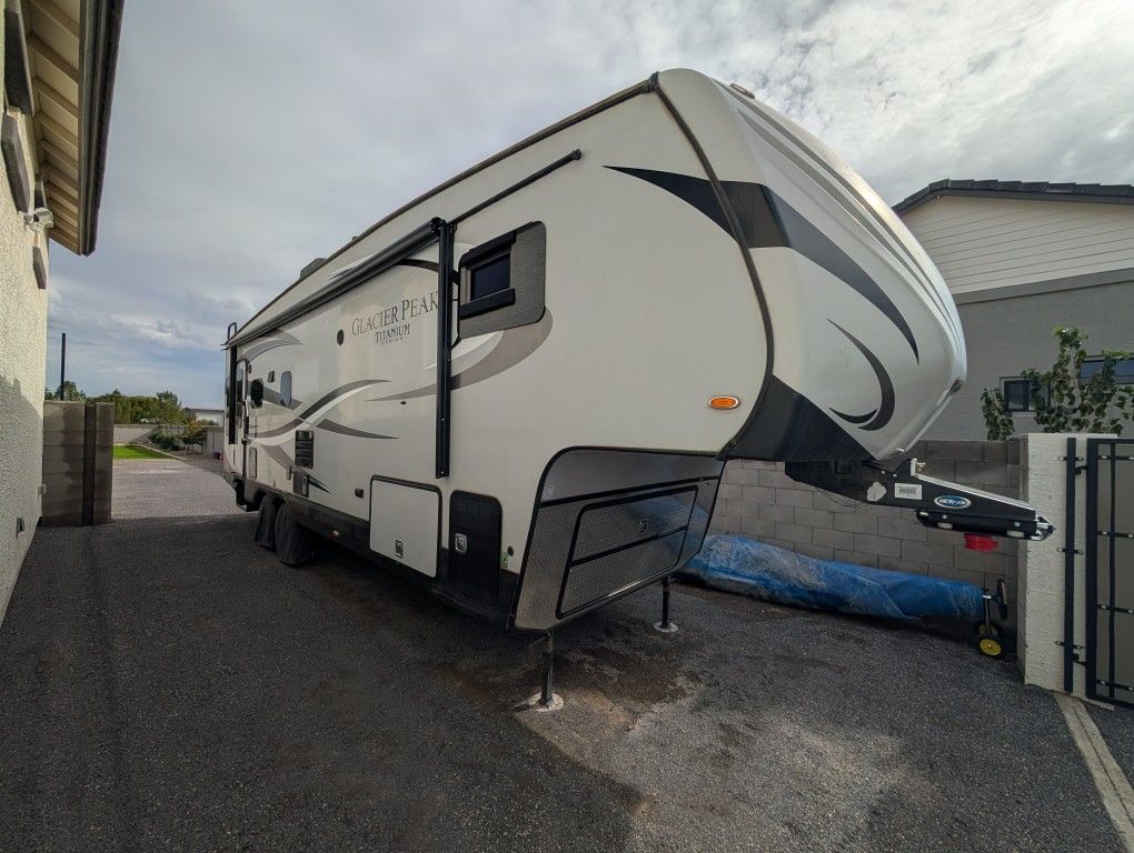 2017 Outdoors RV Glacier Peak Titanium F26RLS