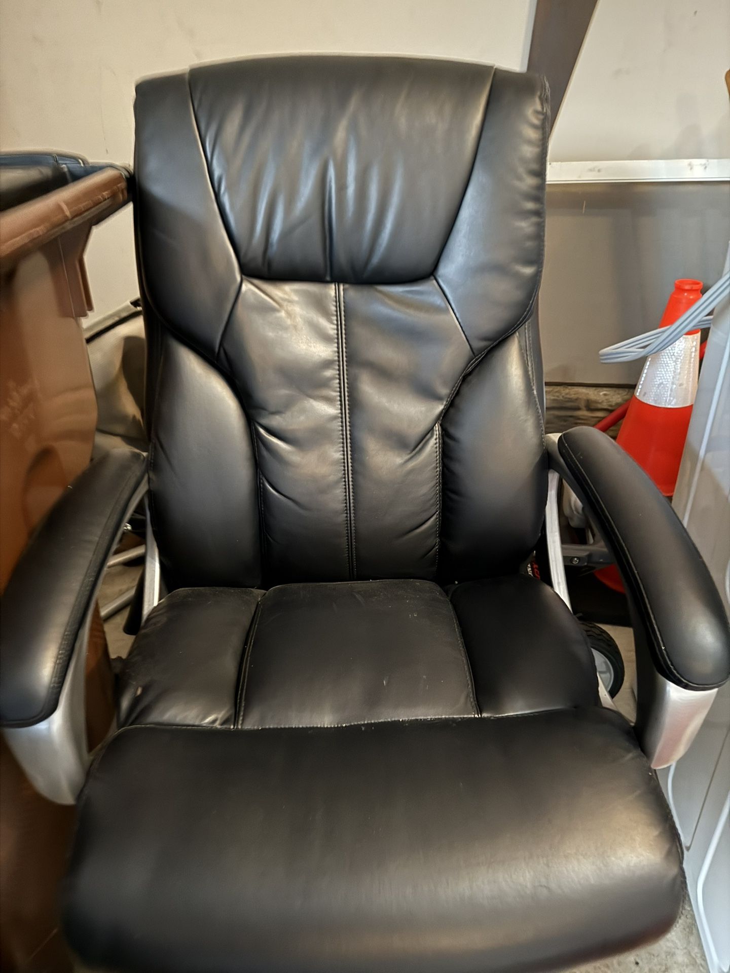 Amazon Basics Executive High Back Office Desk Chair, Adjustable Height, Tilt, Swivel, one Size, Black/Silver