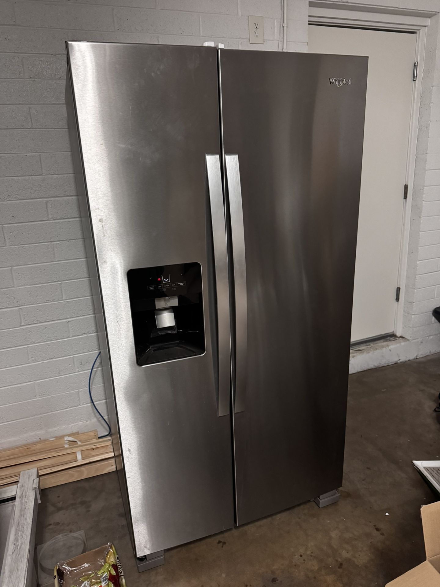 Whirlpool Refrigerator With Ice & Water Dispenser WORKS for Sale in
