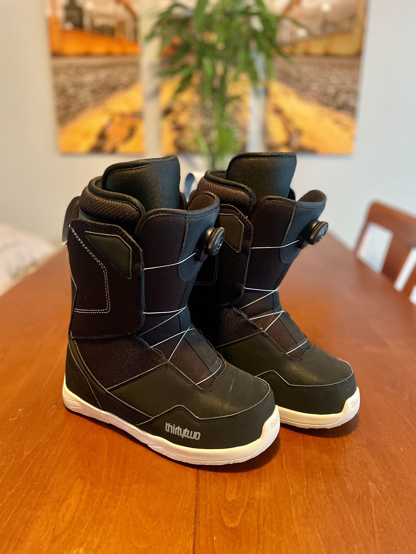 Like New Women’s ThirtyTwo Shifty Boa Snowboard Boots 8.5