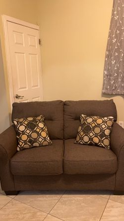 New Couch With 2 Pillows 