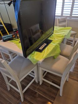 INSIGNIA. 32 inch TV Works Great