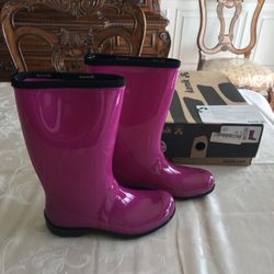 Women’s Kamik of Canada rain boots/sloggers.