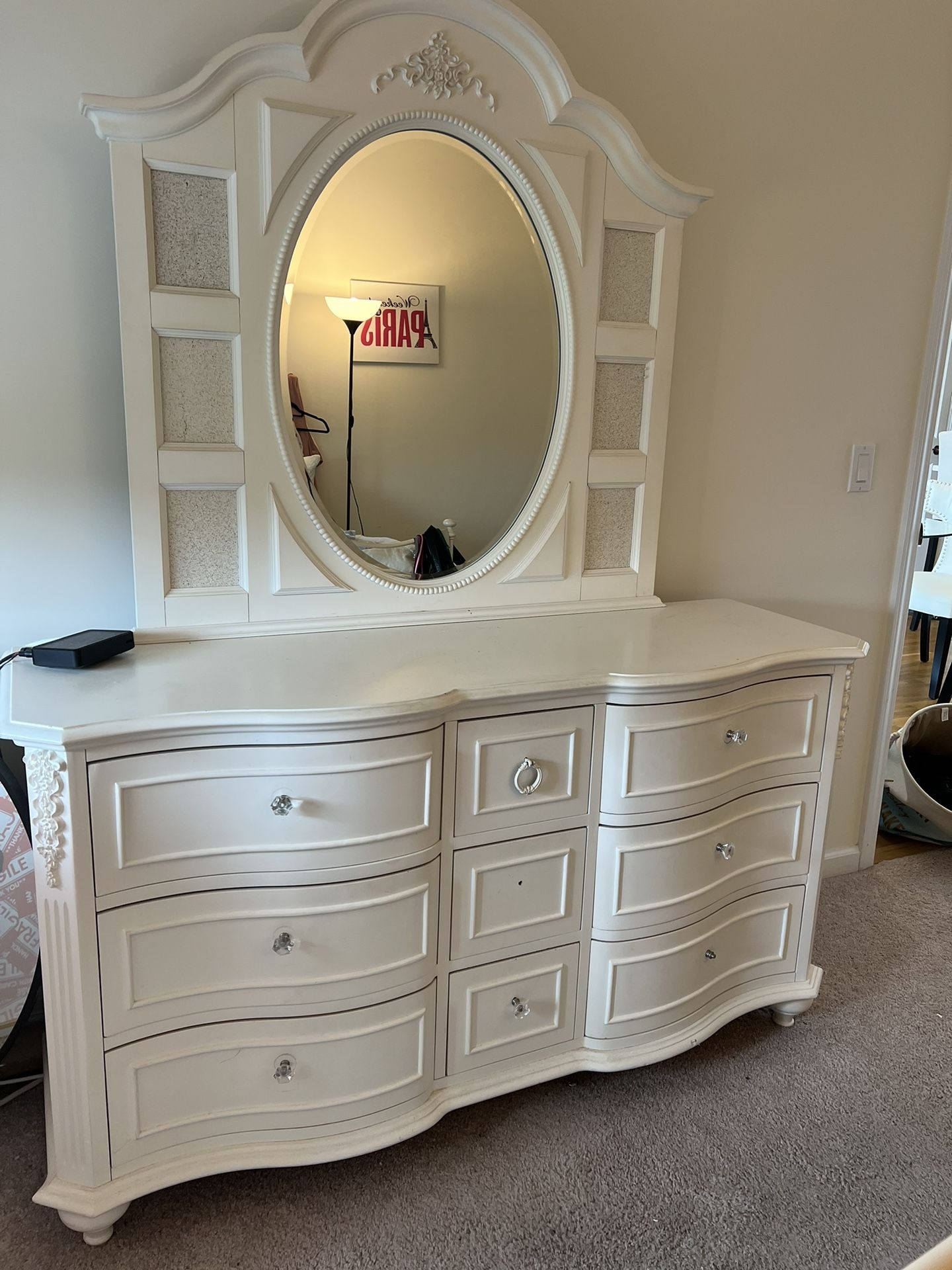 White wood Dresser