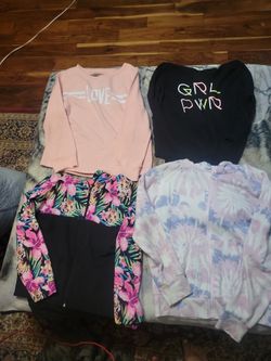 Light Weight Sweaters 2 Zipups And 2 Pull Overs 