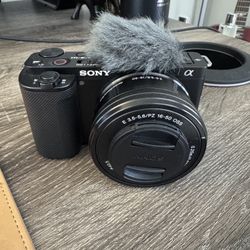 Sony - Alpha ZV-E10 Kit Mirrorless Vlog Camera with 16-50mm Lens (WITH: TRIPOD, WARRANTY, SD CARD)